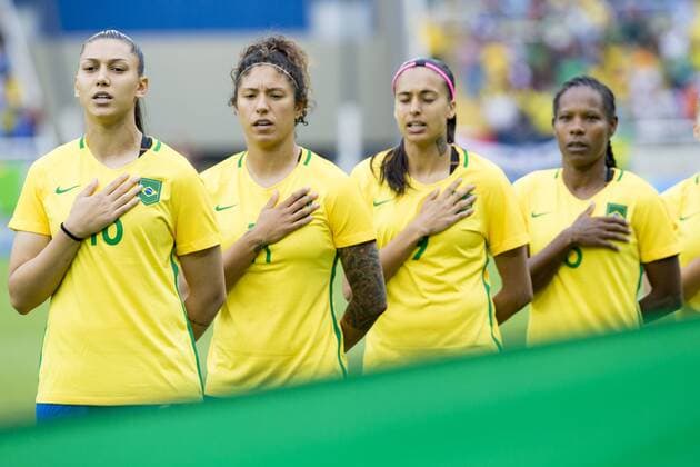 Rio 2016, Fußball, Damen, Brasilien - China Olympics 2016 Football RJ RIO DE JANEIRO, RJ - 03.08.2016: OLYMPICS 2016 FOOTBALL RJ - Players of Brazil sing the national anthem during the dispute between Brazil and China Group E of the Olympic Women& 39;s FootbRll Rio Olympics 2016 held at the Olympic Stadium in the host city Rio de JaneirPhoto: Marco Galvão Fotoarenarena) x1169831x  MarcoxGalv?o