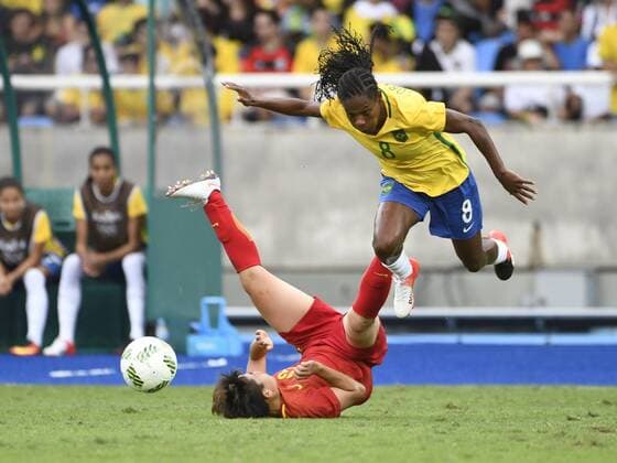 (160803) -- Rio de Janeiro, Aug. 3, 2016 -- Pang Yuefeng of China (L) vies with Formiga of Brazil during the match of the women s Olympic football competitions between China and Brazil at the Olympic Stadium in Rio de Janeiro, Brazil, Aug. 3, 2016.)(dh) (SP)BRAZIL-RIO DE JANEIRO-OLYMPICS-WOMEN S FOOTBALL-CHINA VS BRAZIL WuxWei 