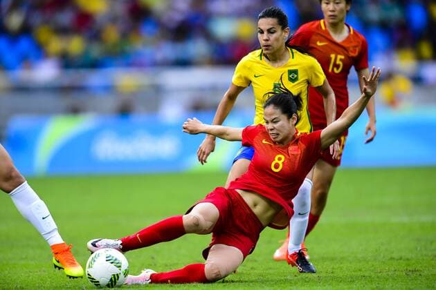 160803 Kinas Ruyin Tan och BrasiliensThaisa under fotbollsmatchen mellan Brasilien och Kina den 3 augusti 2016 under OS i Rio de Janeiro.  Copyright: PETTERxARVIDSON BB160803PA082