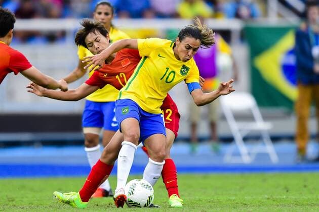 160803 Kinas Shuang Wang och Brasiliens Marta under fotbollsmatchen mellan Brasilien och Kina den 3 augusti 2016 under OS i Rio de Janeiro.  Copyright: PETTERxARVIDSON BB160803PA085