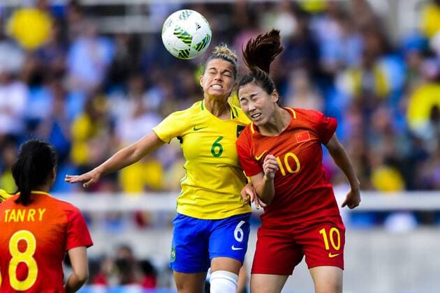 160803 BrasiliensTamires och Kinas Li Yang under fotbollsmatchen mellan Brasilien och Kina den 3 augusti 2016 under OS i Rio de Janeiro.  Copyright: PETTERxARVIDSON BB160803PA086