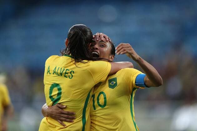 Brazil s Andressa Alves (L) celebrates a goal befroe China with team mate Marta (R) during their first round feminine olympic soccer match held at the Engenhao Olympic Stadium in Rio de Janeiro, Brazil, 3 August 2016. The official inauguration of the Olympic Games Olympische Spiele Olympia OS Rio 2016 will be celebrated next Friday 5 August. EFE Marcelo Sayao BRAZIL VS. CHINA !ACHTUNG: NUR REDAKTIONELLE NUTZUNG!  RIO069 20160803-636058605492565557