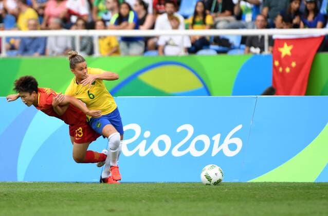 Rio 2016, Fußball, Damen, Brasilien - China (160803) -- RIO DE JANEIRO, Aug. 3, 2016 -- Pang Fengyue of China (L) vies with Tamires of Brazil during the match of the women s Olympic football competitions between China and Brazil at the Olympic Stadium in Rio de Janeiro, Brazil, Aug. 3, 2016.Brazil won 3-0. )(dh) (SP)BRAZIL-RIO DE JANEIRO-OLYMPICS-WOMEN S FOOTBALL-CHINA VS BRAZIL LixGa 