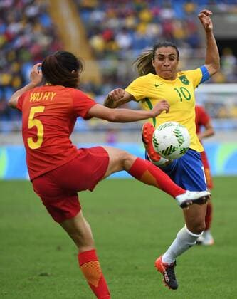 (160803) -- RIO DE JANEIRO, Aug. 3, 2016 -- Marta of Brazil (R) competes during the match of the women s Olympic football competitions between China and Brazil at the Olympic Stadium in Rio de Janeiro, Brazil, Aug. 3, 2016.Brazil won 3-0. )(dh) (SP)BRAZIL-RIO DE JANEIRO-OLYMPICS-WOMEN S FOOTBALL-CHINA VS BRAZIL LixGa 