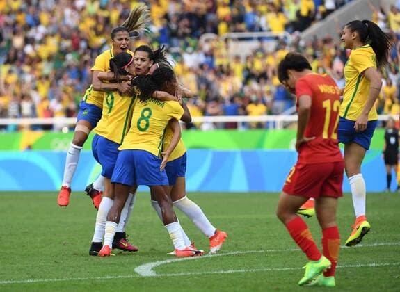 Rio 2016, Fußball, Damen, Brasilien - China (160803) -- RIO DE JANEIRO, Aug. 3, 2016 -- Players of Brazil celebrate scoring during the match of the women s Olympic football competitions between China and Brazil at the Olympic Stadium in Rio de Janeiro, Brazil, Aug. 3, 2016.Brazil won 3-0. )(dh) (SP)BRAZIL-RIO DE JANEIRO-OLYMPICS-WOMEN S FOOTBALL-CHINA VS BRAZIL LixGa 