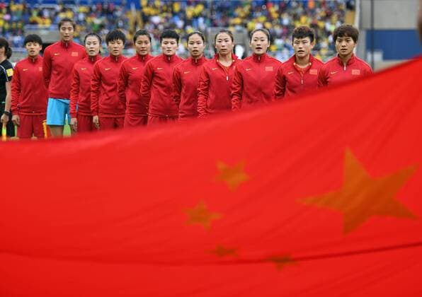 Rio 2016, Fußball, Damen, Brasilien - China (160803) -- RIO DE JANEIRO, Aug. 3, 2016 -- Players of China line up before the match of the women s Olympic football competitions between China and Brazil at the Olympic Stadium in Rio de Janeiro, Brazil, Aug. 3, 2016.Brazil won 3-0. )(dh) (SP)BRAZIL-RIO DE JANEIRO-OLYMPICS-WOMEN S FOOTBALL-CHINA VS BRAZIL LixGa 