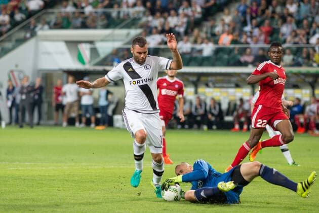 Fußball, CL Quali, Legia Warschau - AS Trencin WARSZAWA 03.08.2016 UEFA CHAMPIONS LEAGUE QUALIFICATION THIRD ROUND MATCH: LEGIA WARSAW - FK AS TRENCIN NZ NEMANJA NIKOLIC , ADRIAN CHOVAN  160803DAK035