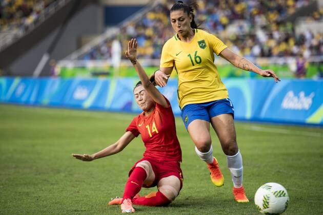 Rio 2016, Fußball, Damen, Brasilien - China 160803 Chinas Rong Zhao und Brasiliens Beatriz Brasilien vs China Nationalteam - 3. August OS in Rio de Janeiro.  Copyright: PETTERxARVIDSON BB160803PA171