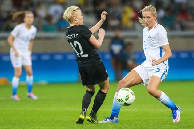 Rio 2016, Fußball, Damen, USA - Neuseeland Olympics 2016 Football BH BELO HORIZONTE, MG - 03.08.2016: OLYMPICS 2016 FOOTBALL BH - Allie Long, the United States, divided ball Betsy Hassett of New Zealand, during the match between United States (USA) x New Zealand (NZL), the Football Group G Olympic Women, the Rio Olympics 2016 held in Mineirao Stadium, the host city Belo Horizonte, MG. (Photo: Dudu Macedo Fotoarena) x1170005x DuduxMacedo