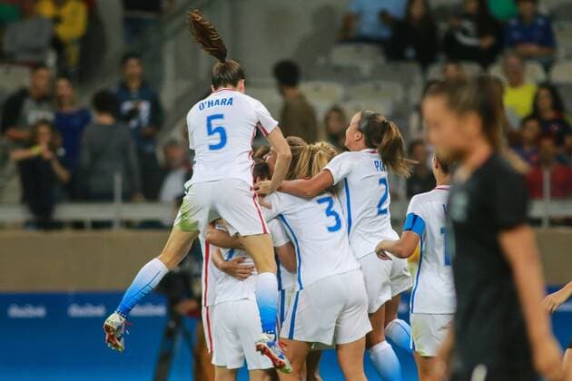 Rio 2016, Fußball, Damen, USA - Neuseeland Olympics 2016 Football BH BELO HORIZONTE, MG - 03.08.2016: OLYMPICS 2016 FOOTBALL BH - Players celebrate the second goal of the United States, scored by Alex Morgan, during the match between United States (USA) x New Zealand (NZL), the Football Group G Olympic Women, the Rio Olympics 2016 held at the Mineirao Stadium in town- headquarters Belo Horizonte, MG. (Photo: Dudu Macedo Fotoarena) x1170057x  DuduxMacedo