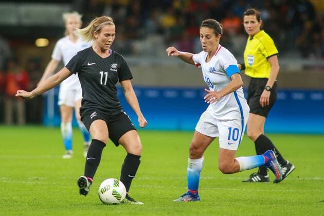 Rio 2016, Fußball, Damen, USA - Neuseeland Olympics 2016 Football BH BELO HORIZONTE, MG - 03.08.2016: OLYMPICS 2016 FOOTBALL BH - Kirsty Yallop, New Zealand, tries to pass by Carli Lloyd, the United States, during the match between United States (USA) x New Zealand (NZL), the Football Group G Olympic Women, the Rio Olympics 2016 held in Mineirao Stadium, the host city Belo Horizonte, MG. (Photo: Dudu Macedo Fotoarena) x1170062x DuduxMacedo