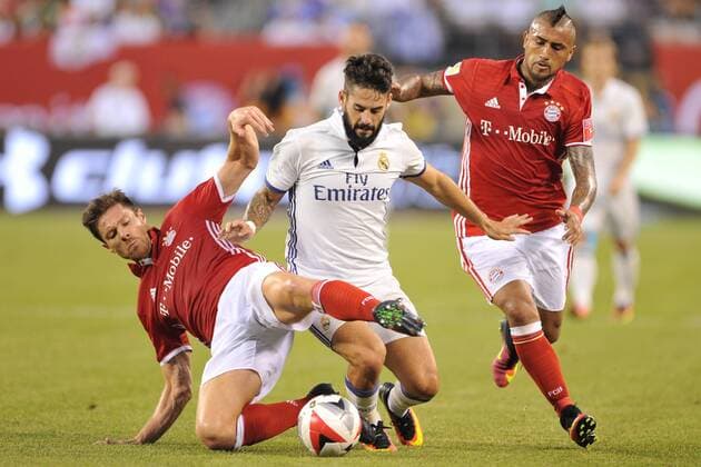 Bilder des Tages - SPORT Fußball, ICC, Bayern München verliert gegen Real Madrid Aug. 3, 2016 - East Rutherford, New Jersey, U.S - Real Madrid midfielder ISCO (22) is tackled by Bayern Munich midfielder XABI ALONSO (14) as Bayern Munich midfielder ARTURO VIDAL (23) supports during the International Champions Cup match at Met Life Stadium in East Rutherford New Jersey Real Madrid defeats Bayern Munich 1 to 0. Soccer 2016 - Real Madrid defeats Bayern Munich 1 to 0 - ZUMAa301