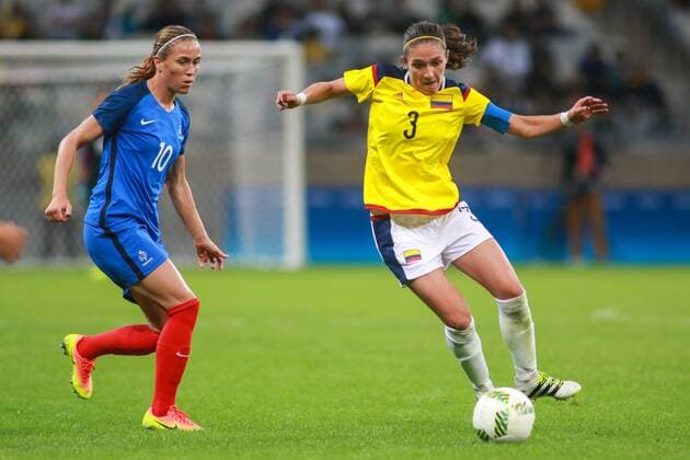 Rio 2016, Fußball, Damen, Frankreich - Kolumbien Olympics 2016 Football BH BELO HORIZONTE, MG - 03.08.2016: OLYMPICS 2016 FOOTBALL BH - Natalia Gaitan, Colombia, is marked by Camille Abily of France during the match between France (FRA) x Colombia (COL), the Football Group G Olympic Women, the Olympics 2016 held in Mineirao Stadium in the host city Belo Horizonte, MG. (Photo: Dudu Macedo Fotoarena) x1170177x  DuduxMacedo