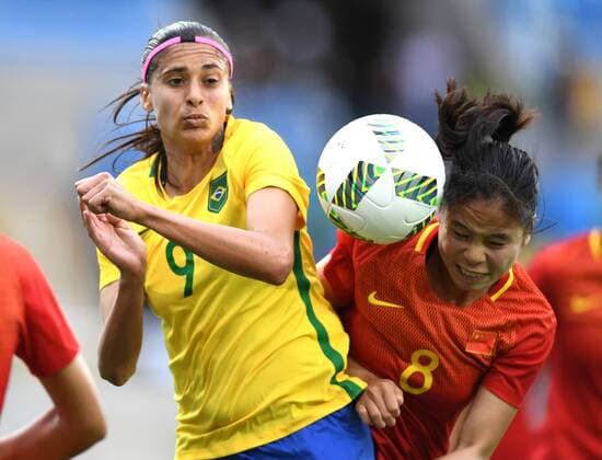 Rio 2016, Fußball, Damen, Brasilien - China (160803) -- RIO DE JANEIRO, Aug. 3, 2016 -- Tan Ruyin of China (R) vies with Andressa Alves of Brazil during the match of the women s Olympic football competitions between China and Brazil at the Olympic Stadium in Rio de Janeiro, Brazil, Aug. 3, 2016. Brazil won 3-0.)(dh) (SP)BRAZIL-RIO DE JANEIRO-OLYMPICS-WOMEN S FOOTBALL-CHINA VS BRAZIL chengxmin 