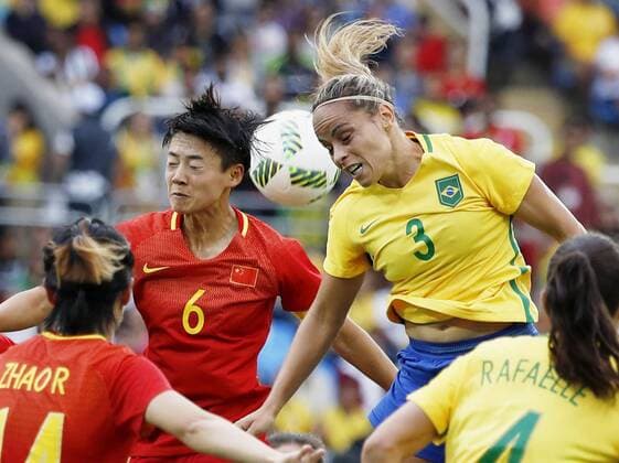 Bilder des Tages - SPORT Rio 2016, Fußball, Damen, Brasilien - China Brazil beat China 3-0 in Rio Games Monica (3) of Brazil and Li Dongna (6) of China vie for the ball during the first half of a Group E first round match of the 2016 Olympic Games Olympische Spiele Olympia OS in Rio de Janeiro on Aug. 3, 2016. Brazil beat China 3-0. 