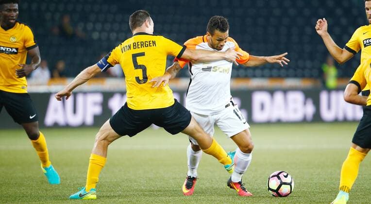 03.08.2016 Stade de Suisse Bern SCHWEIZ , Saison 2016 2017 Herren Fussball Champions League Quali Rückspiel BSC Young Boys Bern - Schachtar Donezk Steve von Bergen (li,Young Boys) gegen Wellington Nem (Donezk) 