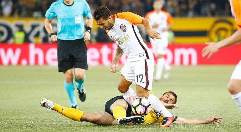 03.08.2016 Stade de Suisse Bern SCHWEIZ , Saison 2016 2017 Herren Fussball Champions League Quali Rückspiel BSC Young Boys Bern - Schachtar Donezk 4:2 nP. Milan Gajic (Young Boys) gegen Wellington Nem (Donezk) 