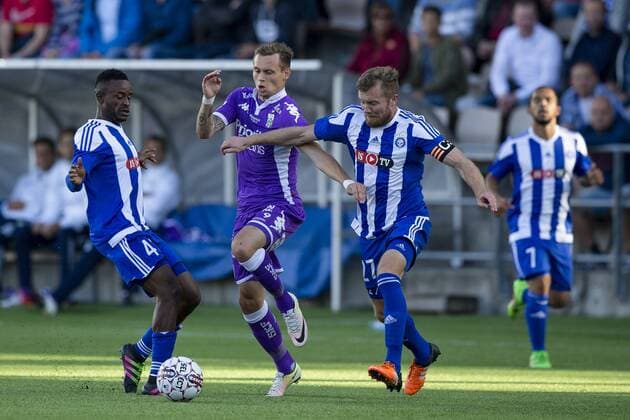 160804 IFK Göteborgs Jakob Ankersen i kamp med HJK Helsingfors Sebastian Sorsa under fotbollsmatchen i kvalet till Europa League mellan HJK Helsingfors och IFK Göteborg den 4 augusti 2016 i Helsingfors.  Copyright: MICHAELxERICHSEN BB160804BB091