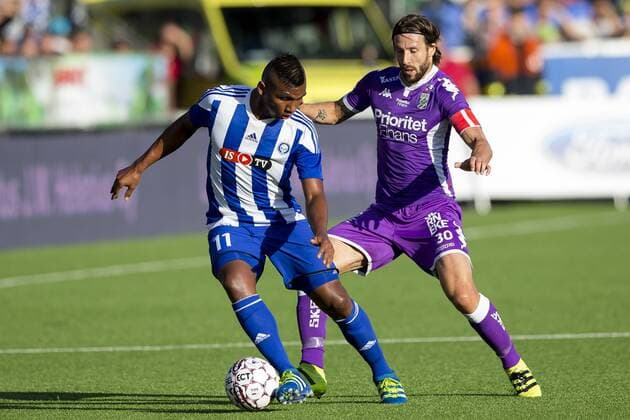 160804 HJK Helsingfors Alfredo Jose Morelos Avilez mot IFK Göteborgs Mattias Bjärsmyr under fotbollsmatchen i kvalet till Europa League mellan HJK Helsingfors och IFK Göteborg den 4 augusti 2016 i Helsingfors.  Copyright: MICHAELxERICHSEN BB160804BB094