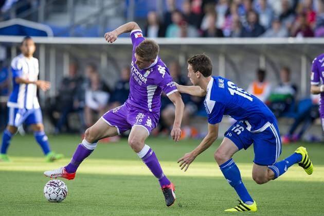 160804 IFK Göteborgs Mikael Boman mot HJK Helsingfors Aapo Halme under fotbollsmatchen i kvalet till Europa League mellan HJK Helsingfors och IFK Göteborg den 4 augusti 2016 i Helsingfors.  Copyright: MICHAELxERICHSEN BB160804BB098