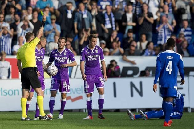 160804 IFK Göteborgs Martin Smedberg Dalence far ett gult kort under fotbollsmatchen i kvalet till Europa League mellan HJK Helsingfors och IFK Göteborg den 4 augusti 2016 i Helsingfors.  Copyright: MICHAELxERICHSEN BB160804BB140