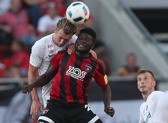 SOCCER - EL quali, Trnava vs A.Wien TRNAVA,SLOVAKIA,04.AUG.16 - UEFA Europa League, qualification, FC Spartak Trnava vs FK Austria Wien. Image shows Lukas Rotpuller (A.Wien), Robert Tambe (Spartak Trnava) and Petar Filipovic (A.Wien). GEPAxpictures xChristianxOrt