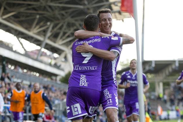 160804 IFK Göteborgs Jakob Ankersen omfamnas av Martin Smedberg Dalence efter sitt 2-0 mal under fotbollsmatchen i kvalet till Europa League mellan HJK Helsingfors och IFK Göteborg den 4 augusti 2016 i Helsingfors.  Copyright: MICHAELxERICHSEN BB160804BB218