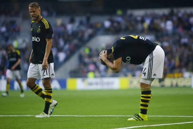 160804 AIK:s Stefan Ishizaki och Daniel Sundgren deppar under fotbollsmatchen i kvalet till Europa League mellan AIK och Panathinaikos den 4 Augusti 2016 i Stockholm.  Copyright: KentaxJönsson BB160804BB227