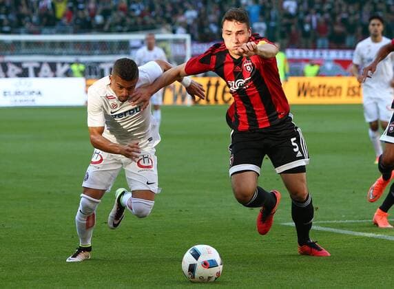 SOCCER - EL quali, Trnava vs A.Wien TRNAVA,SLOVAKIA,04.AUG.16 - UEFA Europa League, qualification, FC Spartak Trnava vs FK Austria Wien. Image shows Lucas Venuto (A.Wien) and Denis Hornik (Spartak Trnava). GEPAxpictures xChristianxOrt