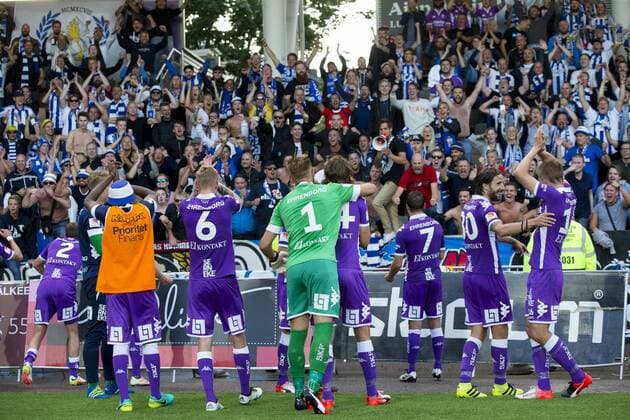 160804 IFK Göteborg jublar och tackar tillresta fans efter fotbollsmatchen i kvalet till Europa League mellan HJK Helsingfors och IFK Göteborg den 4 augusti 2016 i Helsingfors.  Copyright: MICHAELxERICHSEN BB160804BB238