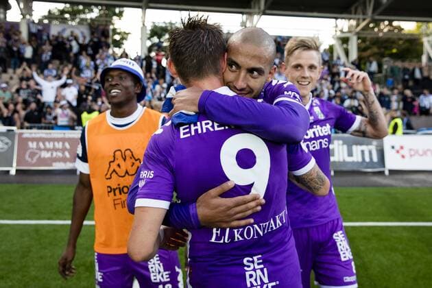 160804 IFK Göteborgs Haitam Aleesami kramar om Jakob Ankersen efter fotbollsmatchen i kvalet till Europa League mellan HJK Helsingfors och IFK Göteborg den 4 augusti 2016 i Helsingfors.  Copyright: MICHAELxERICHSEN BB160804BB240