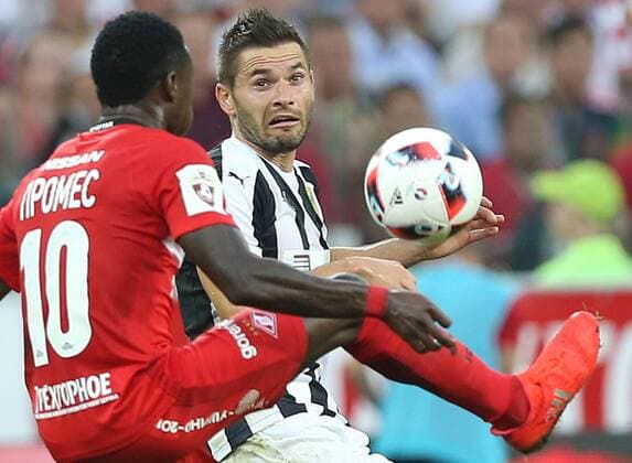 Bilder des Tages - Sport MOSCOW, RUSSIA - AUGUST 4, 2016: Spartak Moscow s Quincy Promes (10), and AEK Larnaka s Vladimir Boljevic (14) in their 2016 2017 UEFA Europa League Third Qualifying Round football match at Otkrytie Arena. Artyom Korotayev TASS  TS02BD16