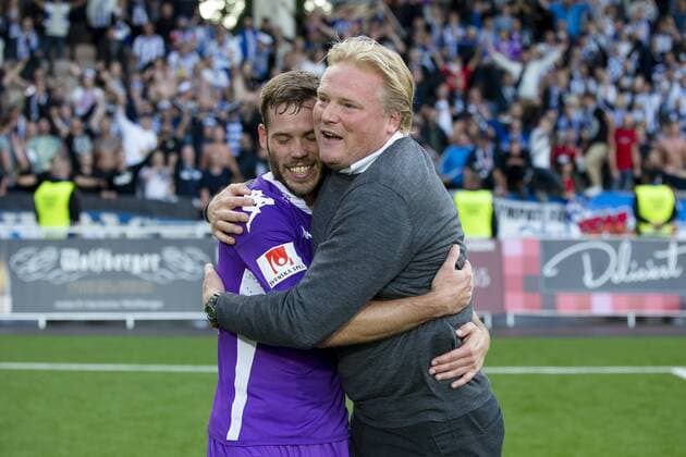 160804 IFK Göteborgs Emil Salomonsson blir omfamnad av tränare Jörgen Lennartsson efter fotbollsmatchen i kvalet till Europa League mellan HJK Helsingfors och IFK Göteborg den 4 augusti 2016 i Helsingfors.  Copyright: MICHAELxERICHSEN BB160804BB243