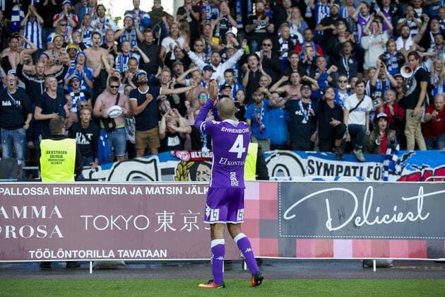 160804 IFK Göteborgs Haitam Aleesami hyllas av och tackar fansen efter fotbollsmatchen i kvalet till Europa League mellan HJK Helsingfors och IFK Göteborg den 4 augusti 2016 i Helsingfors.  Copyright: MICHAELxERICHSEN BB160804BB245