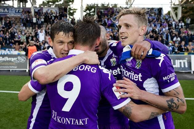 160804 IFK Göteborgs Jakob Ankersen kramas om av Mads Albeck, Haitam Aleesami och Sören Rieks efter fotbollsmatchen i kvalet till Europa League mellan HJK Helsingfors och IFK Göteborg den 4 augusti 2016 i Helsingfors.  Copyright: MICHAELxERICHSEN BB160804BB249