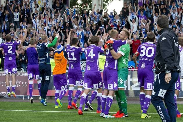 160804 IFK Göteborgs malvakt John Alvbage och Sebastian Eriksson kramar om varandra vid klacken efter fotbollsmatchen i kvalet till Europa League mellan HJK Helsingfors och IFK Göteborg den 4 augusti 2016 i Helsingfors.  Copyright: MICHAELxERICHSEN BB160804BB251