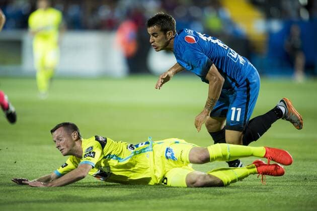 Gent s Rob Schoofs and Viitorul s Dani Lopez fight for the ball during a soccer game between Romania s FC Viitorul Constanta and Belgium s KAA Gent, Thursday 04 August 2016, in Ovidiu, Romania, the return leg of the third qualifying round in the Europa League competition. The first leg ended in a 5-0 Gent victory. JASPERxJACOBS  x04903507x