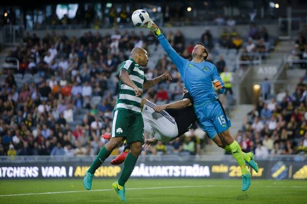 160804 Panathinaikos malvakt Luke Steele och AIK:s Eero Markkanen i en luftduell under fotbollsmatchen i kvalet till Europa League mellan AIK och Panathinaikos den 4 Augusti 2016 i Stockholm.  Copyright: KentaxJönsson BB160804BB267