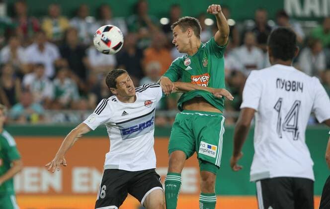 SOCCER - EL quali, Rapid vs Zhodino VIENNA,AUSTRIA,04.AUG.16 - SOCCER - UEFA Europa League, qualification, SK Rapid Wien vs FC Torpedo Zhodino. Image shows Aleksei Pankovets (Schodsina) and Louis Schaub (Rapid). Keywords: Wien Energie. GEPAxpictures xMarioxKneisl