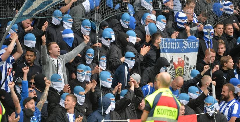Fussball, Herren, Saison 2016 17, Europa League, 3. Qualifikationsrunde (Rückspiel), Bröndby IF - Hertha BSC, Fans von Hertha vor dem Spiel, teilweise sind sie vermummt, 04.08. 2016,