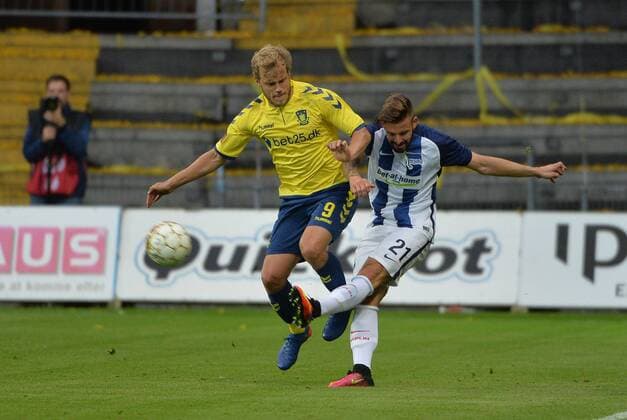 Themen der Woche SPORT Bilder des Tages - Sport Fussball, Herren, Saison 2016 17, Europa League, 3. Qualifikationsrunde (Rückspiel), Bröndby IF - Hertha BSC, v. l. Teemu Pukki (Bröndby IF Kopenhagen), Marvin Plattenhardt (Hertha BSC), 04.08. 2016,