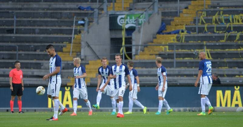 Fussball, Herren, Saison 2016 17, Europa League, 3. Qualifikationsrunde (Rückspiel), Bröndby IF - Hertha BSC, Hertha enttäuscht nach dem Gegentor zum 0:1, v. l. Vedad Ibisevic (Hertha BSC), Per Ciljan Skjelbred (Hertha BSC), Sebastian Langkamp (Hertha BSC), (Hertha BSC), Vladimir Darida (Hertha BSC), Fabian Lustenberger (Hertha BSC), John Anthony Brooks (Hertha BSC), 04.08. 2016,