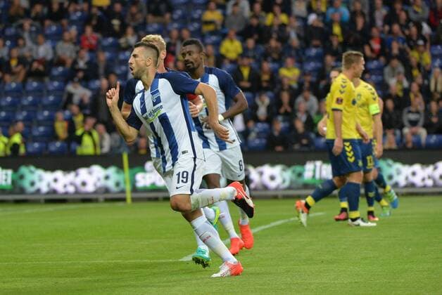 Fussball, Herren, Saison 2016 17, Europa League, 3. Qualifikationsrunde (Rückspiel), Bröndby IF - Hertha BSC, v. l. Vedad Ibisevic (Hertha BSC), Salomon Kalou (Hertha BSC), Jubel nach Tor zum 1:1, 04.08. 2016,