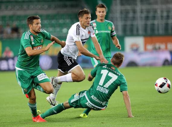 SOCCER - EL quali, Rapid vs Zhodino VIENNA,AUSTRIA,04.AUG.16 - SOCCER - UEFA Europa League, qualification, SK Rapid Wien vs FC Torpedo Zhodino. Image shows Thomas Schrammel (Rapid), Mikhail Afanasiev (Zodino) and Christopher Dibon (Rapid). Keywords: Wien Energie. GEPAxpictures xWalterxLuger