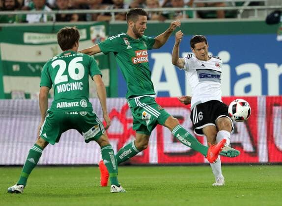 SOCCER - EL quali, Rapid vs Zhodino VIENNA,AUSTRIA,04.AUG.16 - SOCCER - UEFA Europa League, qualification, SK Rapid Wien vs FC Torpedo Zhodino. Image shows Ivan Mocinic, Christoph Schoesswendter (Rapid) and Aleksei Pankovets (Zhodino). Keywords: Wien Energie. GEPAxpictures xWalterxLuger
