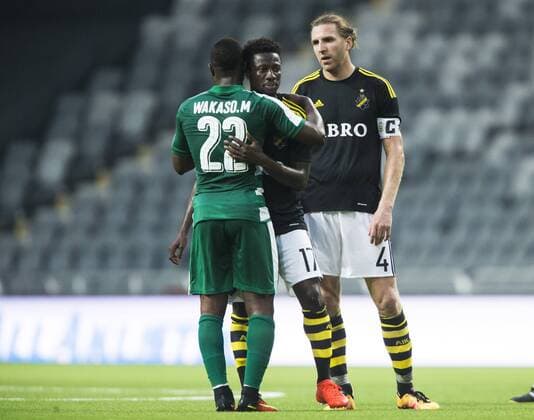 160804 AIK:s Ebenezer Ofori kramrar om Panathinaikos Mubarak Wakaso efter fotbollsmatchen i kvalet till Europa League mellan AIK och Panathinaikos den 4 Augusti 2016 i Stockholm.  Copyright: KentaxJönsson BB160804BB331