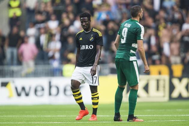 160804 AIK:s Ebenezer Ofori deppar bredvid Panathinaikos Marcus Berg under fotbollsmatchen i kvalet till Europa League mellan AIK och Panathinaikos den 4 Augusti 2016 i Stockholm.  Copyright: KentaxJönsson BB160804BB337