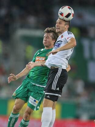 SOCCER - EL quali, Rapid vs Zhodino VIENNA,AUSTRIA,04.AUG.16 - SOCCER - UEFA Europa League, qualification, SK Rapid Wien vs FC Torpedo Zhodino. Image shows Ivan Mocinic (Rapid) and Serhiy Zagynailov (Schodsina). Keywords: Wien Energie. GEPAxpictures xMarioxKneisl