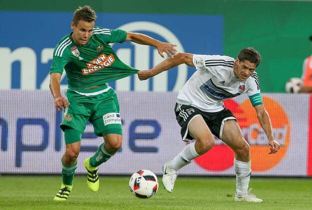 SOCCER - EL quali, Rapid vs Zhodino VIENNA,AUSTRIA,04.AUG.16 - SOCCER - UEFA Europa League, qualification, SK Rapid Wien vs FC Torpedo Zhodino. Image shows Louis Schaub (Rapid) and Aleksei Pankovets (Schodsina). Keywords: Wien Energie. GEPAxpictures xMarioxKneisl