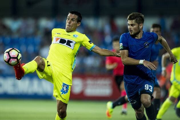 Gent s Jeremy Perbet and Viitorul s Catalin Carp fight for the ball during a soccer game between Romania s FC Viitorul Constanta and Belgium s KAA Gent, Thursday 04 August 2016, in Ovidiu, Romania, the return leg of the third qualifying round in the Europa League competition. The first leg ended in a 5-0 Gent victory. JASPERxJACOBS  x04903617x